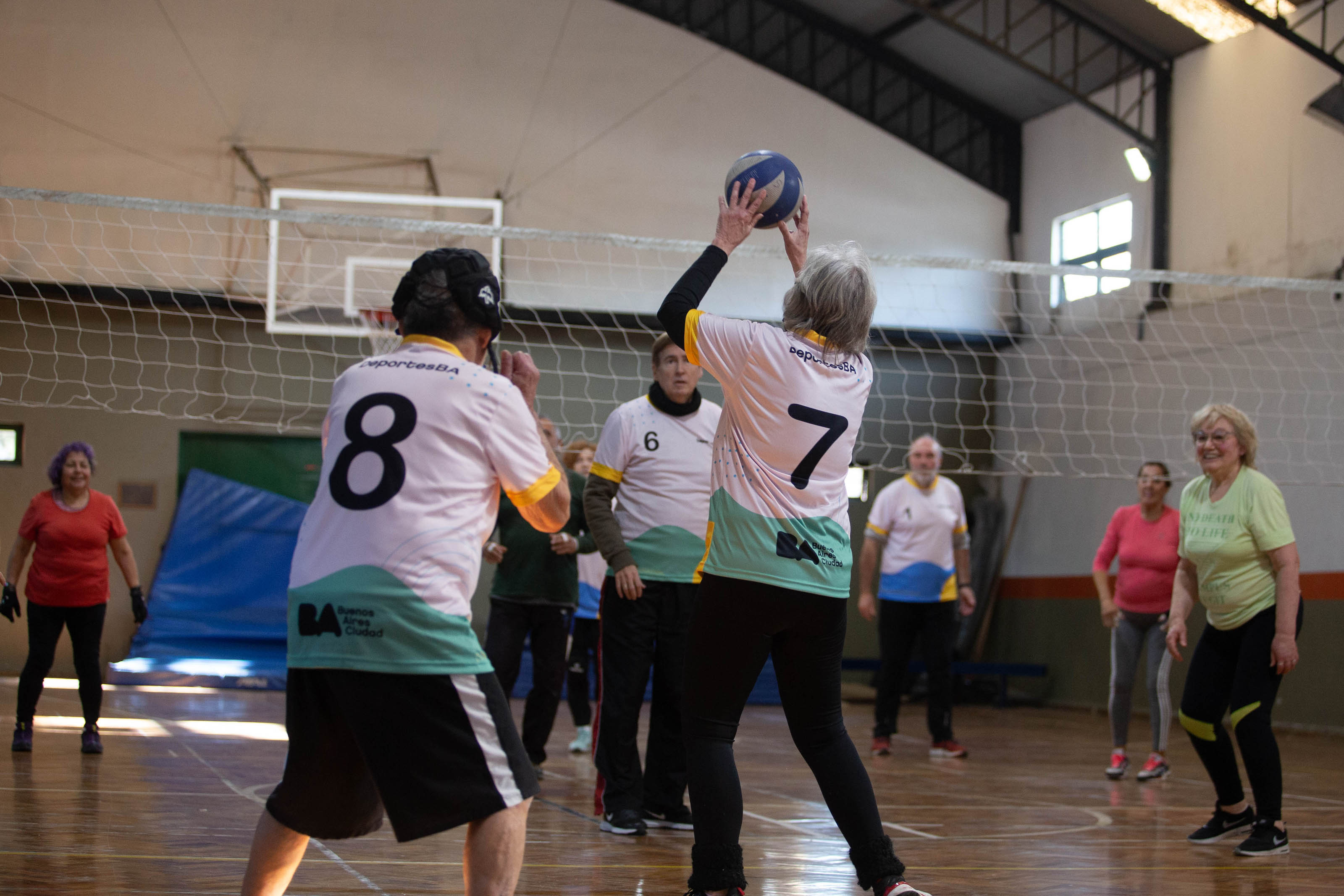 Los secretos del newcom, el deporte furor entre los adultos mayores