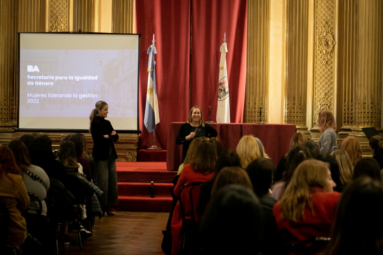 Mujeres liderando la Gestión