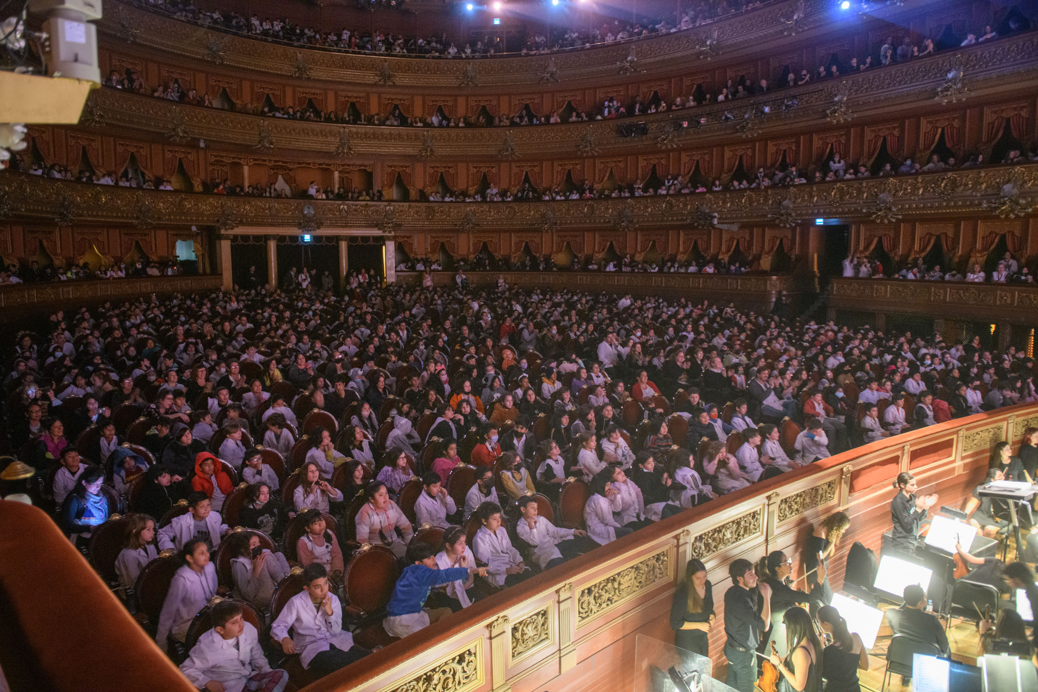 Casi 5 mil chicos de las escuelas públicas porteñas disfrutan de funciones de ballet en el Teatro Colón