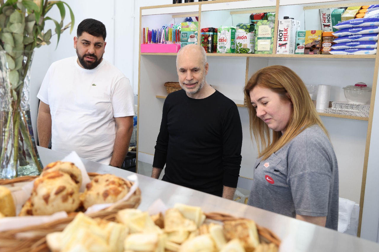 Rodríguez Larreta visitó a Lourdes, una emprendedora que abrió cuatro panaderías en el Barrio Mugica