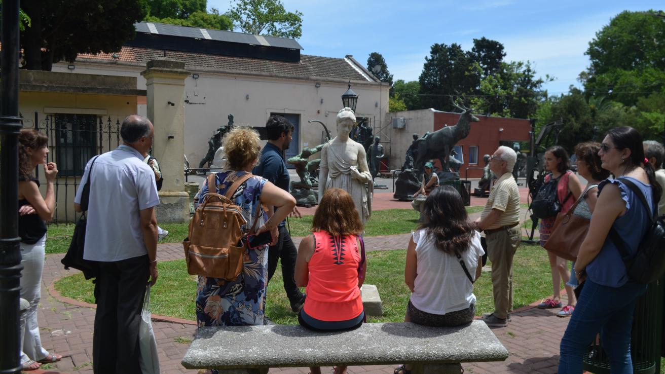 Personas mirando una escultura en el MOA