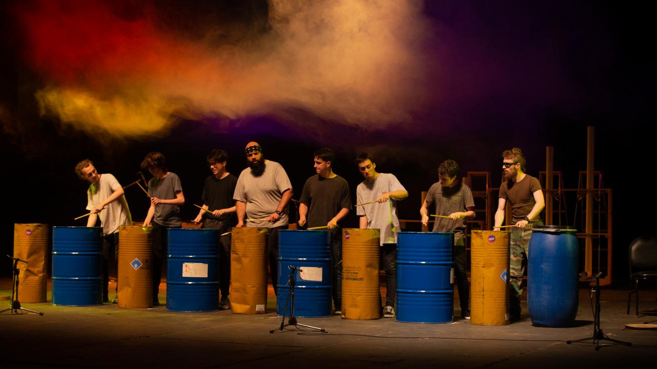 foto grupal de grupo de percusion tocando tachos