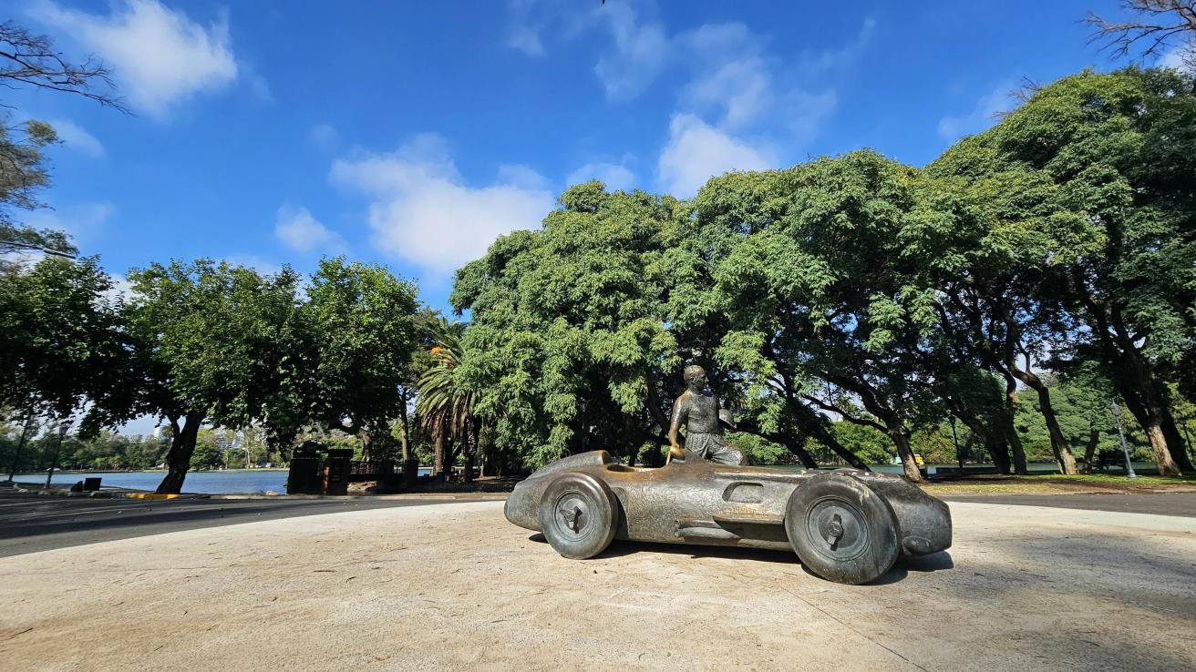 La Ciudad trasladó al Paseo Fangio el monumento dedicado al ídolo argentino
