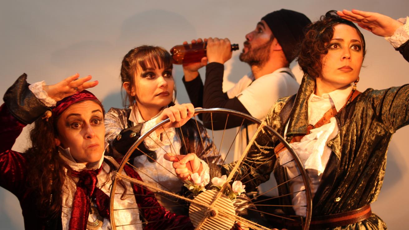 3 actrices y 1 actor interpretando personajes de piratas en una obra infantil 