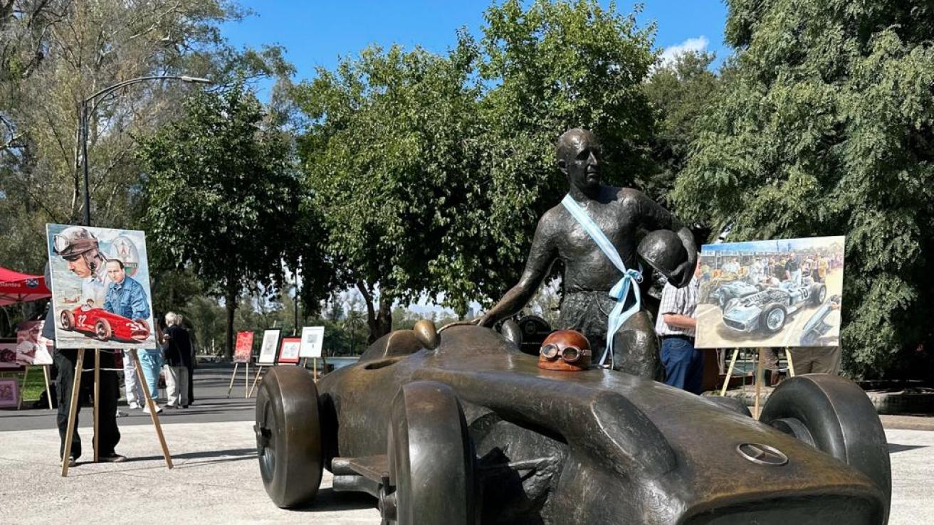 Paseo Fangio, presentación estatua