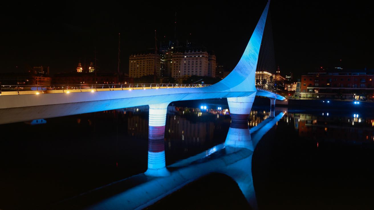 monumento-azul-puente-de-la-mujer