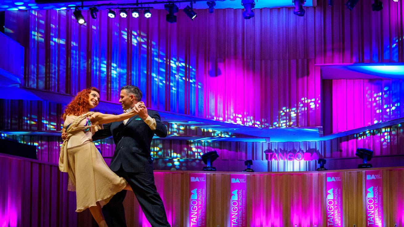 Pareja de tango, hombre y mujer, bailando en un escenario