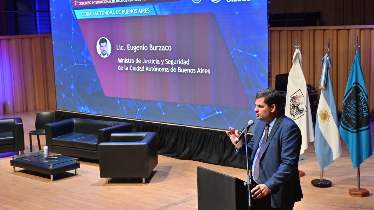 El ministro de Justicia y Seguridad Eugenio Burzaco exponiendo en el Segundo Congreso Internacional de Delitos Asistidos Tecnológicamente que organizó la Policía de la Ciudad. 