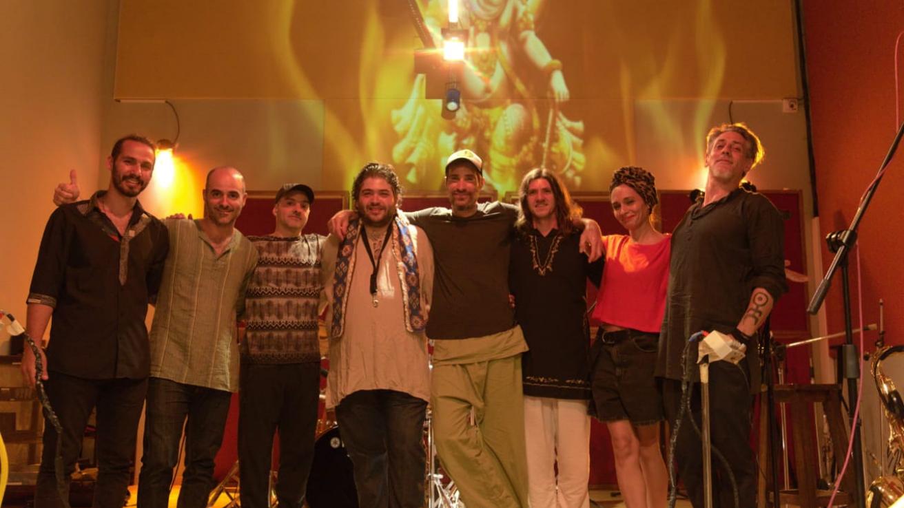 Grupo Shankara Groove posando en estudio de grabación 