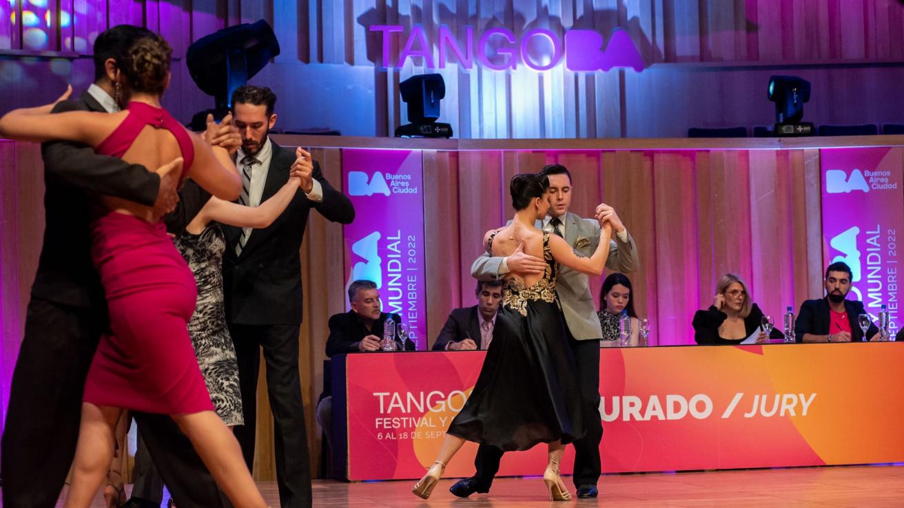 Parejas bailando tango en la Usina del arte