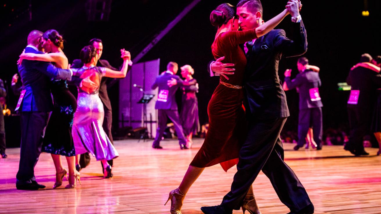 Parejas de tango bailando en competencia de tango de pista