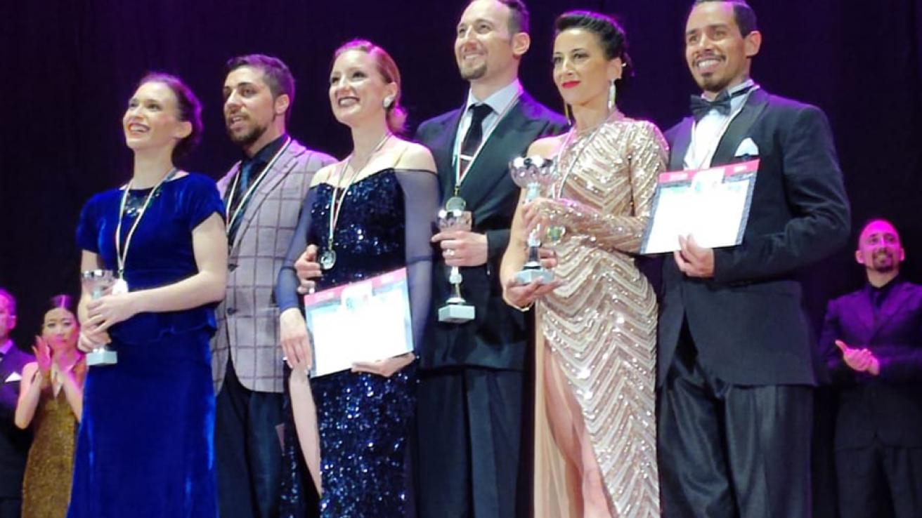 Parejas ganadoras en las preliminares de Tango de Italia posan con sus premios