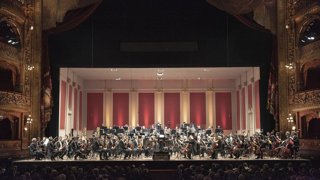Orquesta Filarmonica de Buenos Aires tocando en el escenario del Teatro Colón
