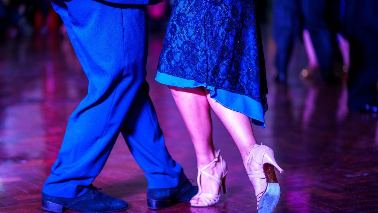 Detalle de piernas pareja de tango