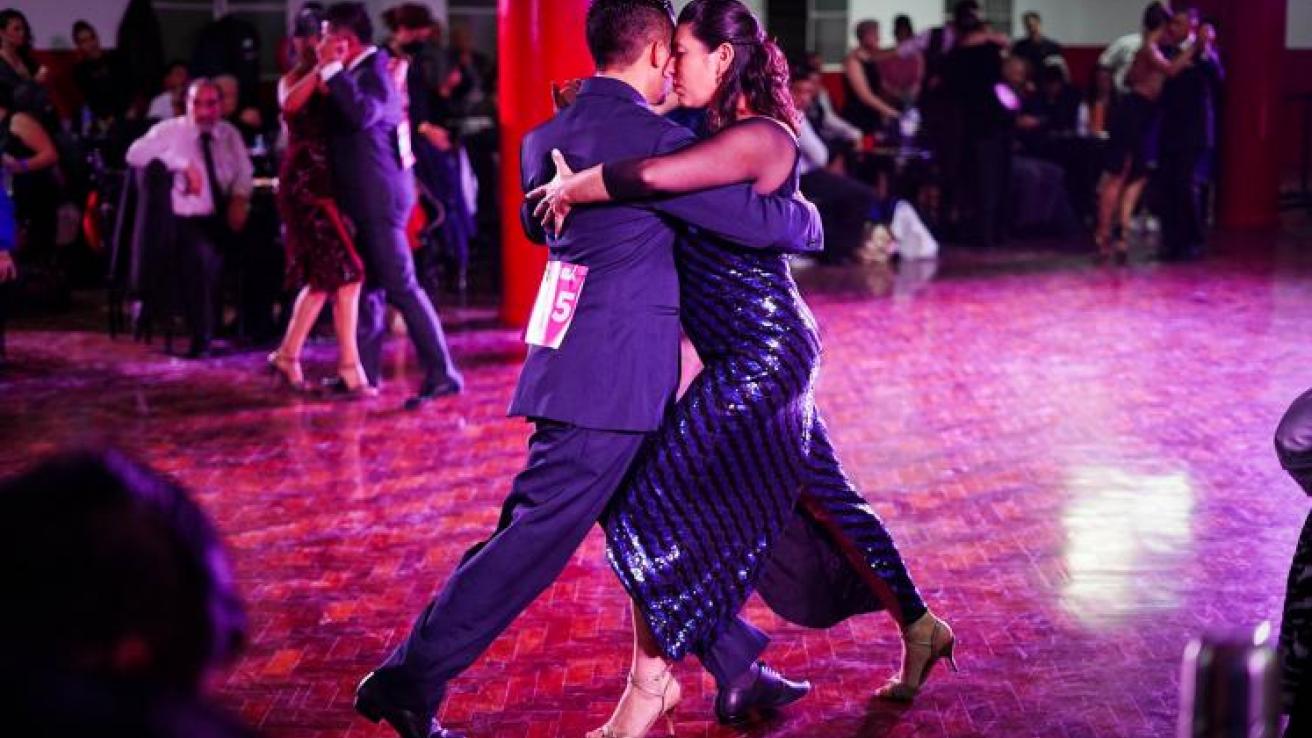 pareja bailando tango