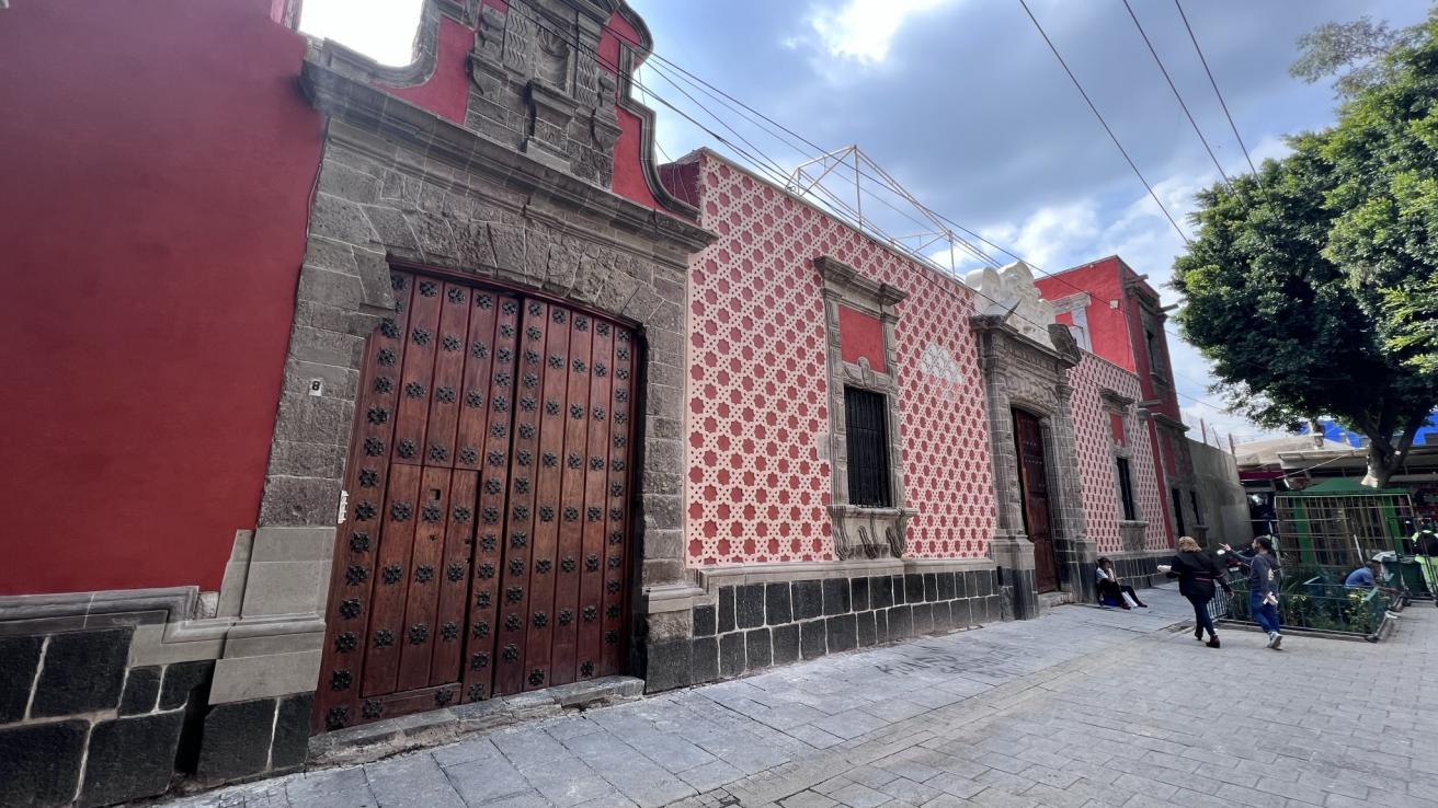 México. Recuperación de una fachada del Callejón de Ecuador