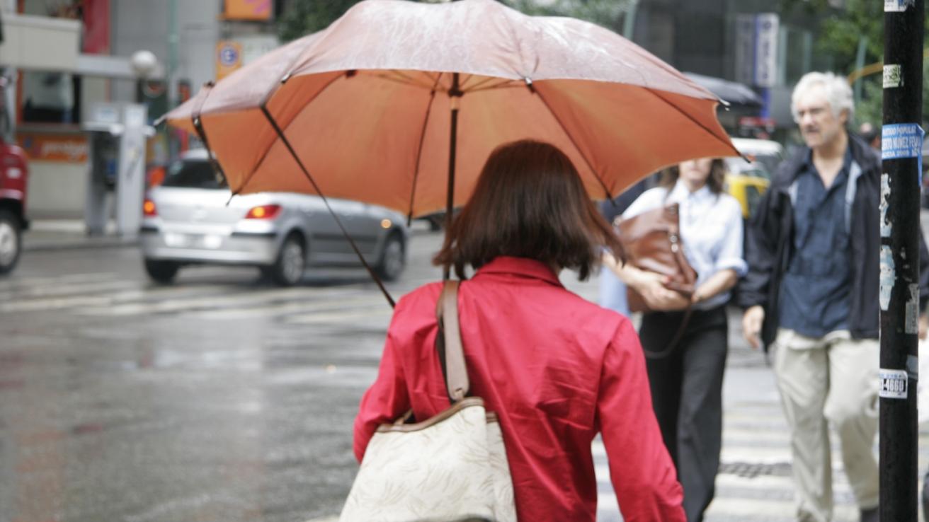 Mujer con paraguas un día de lluvia