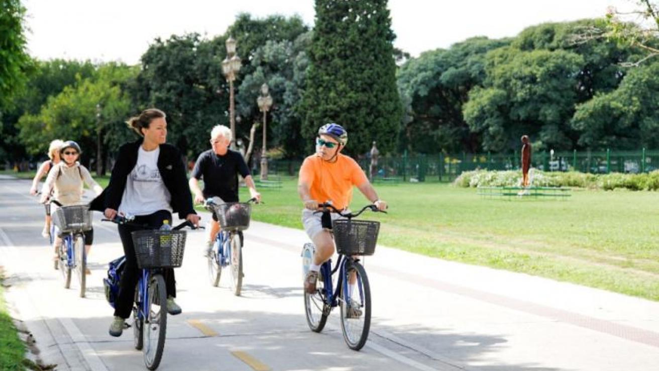 Personas circulando en bicicleta en bicisenda