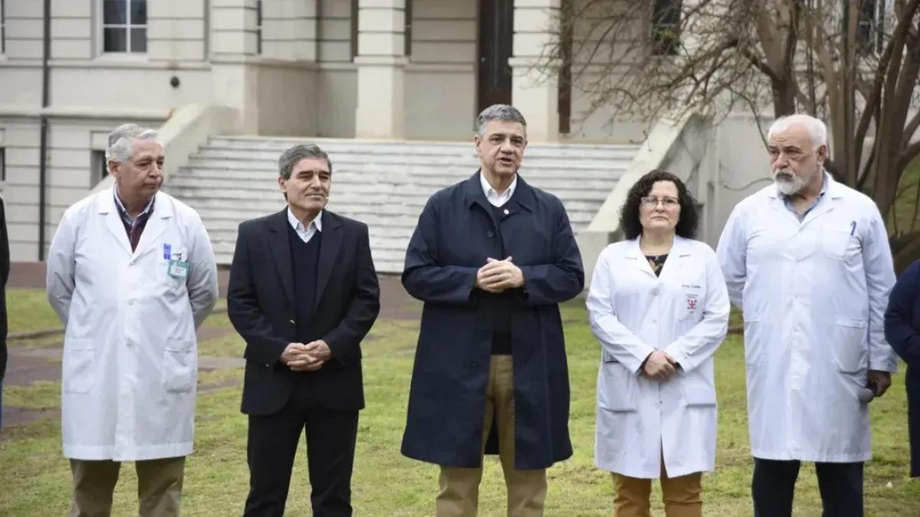 Jorge Macri con medicos hablando