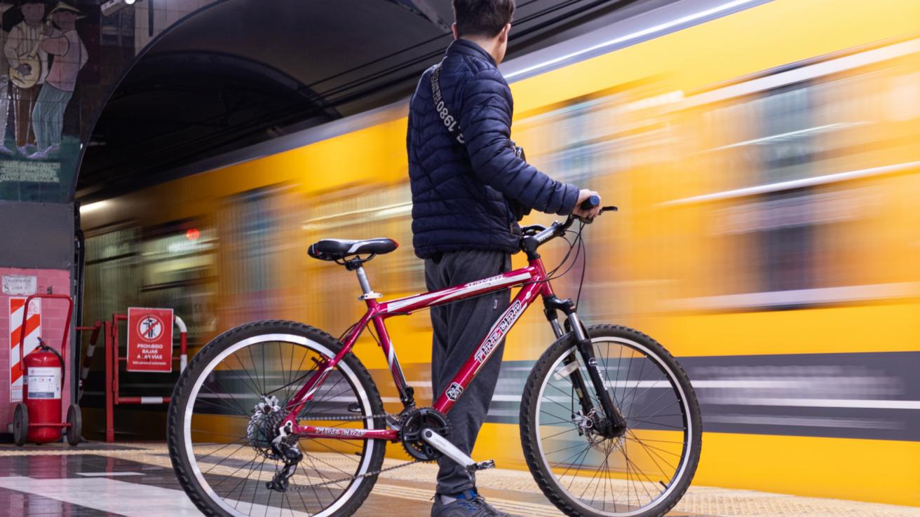 Traslado de bicicletas y monopatines en el subte