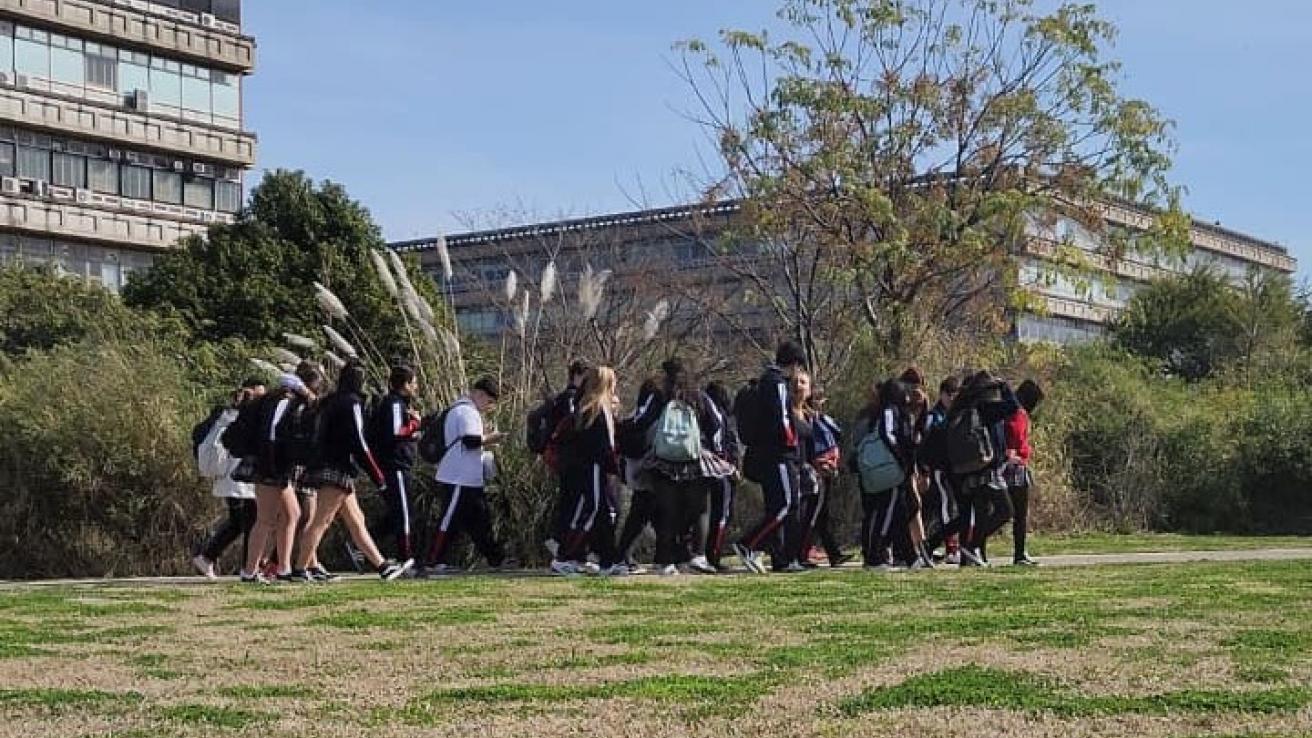 Estudiantes caminando en una visita guiada por la reserva ecólogica 