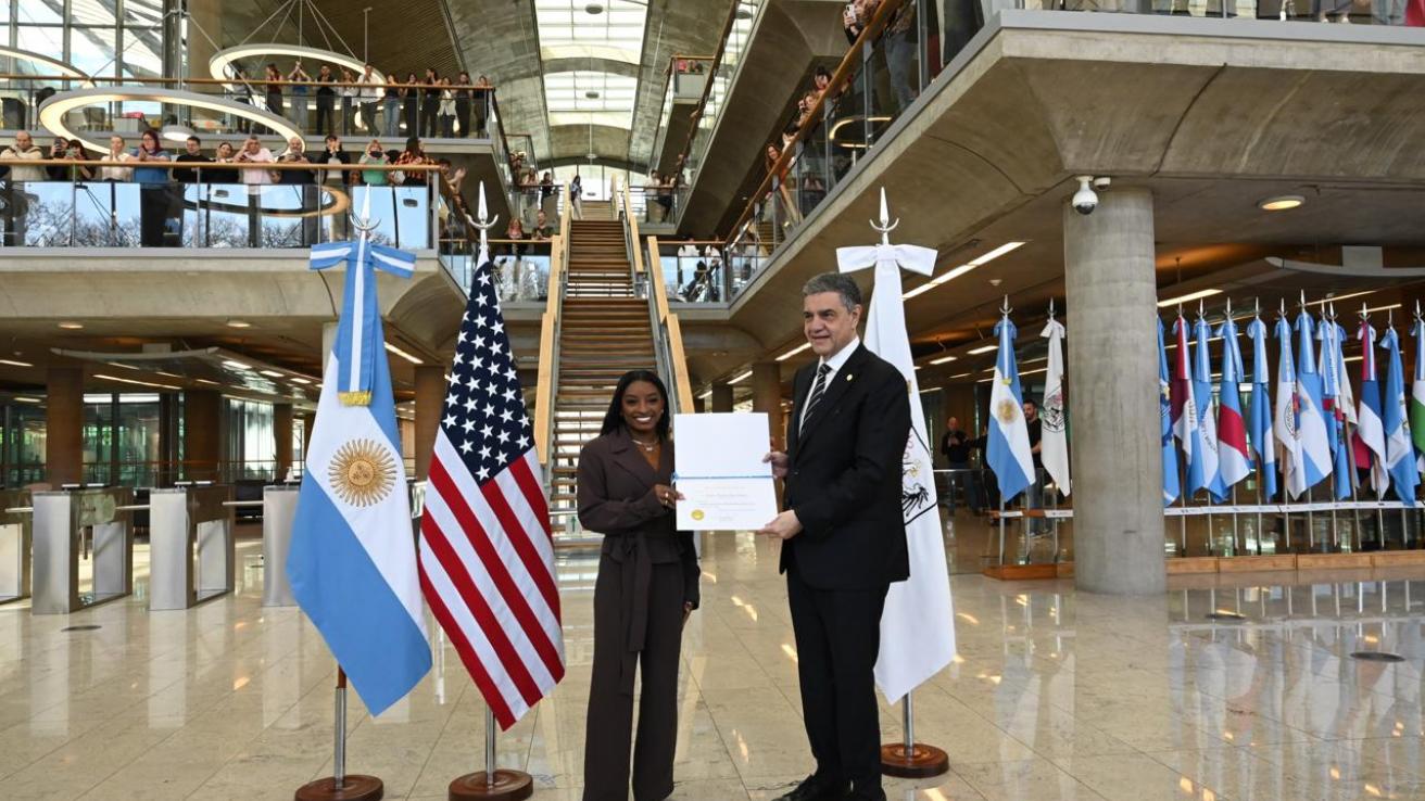 Jorge Macri le dio la bienvenida a Simone Biles, la mejor gimnasta del mundo, “Huésped de honor” de la Ciudad