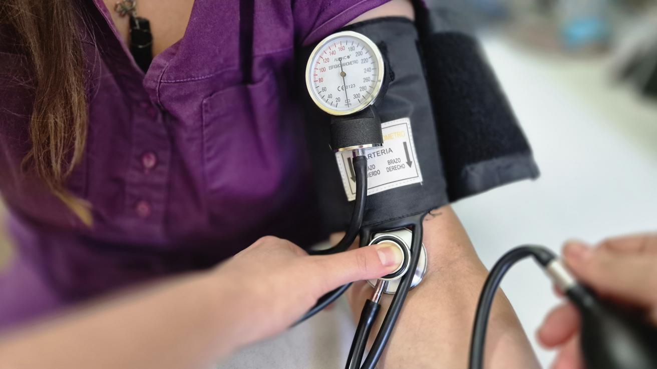 Toma de tensión con tensiómetro analógico