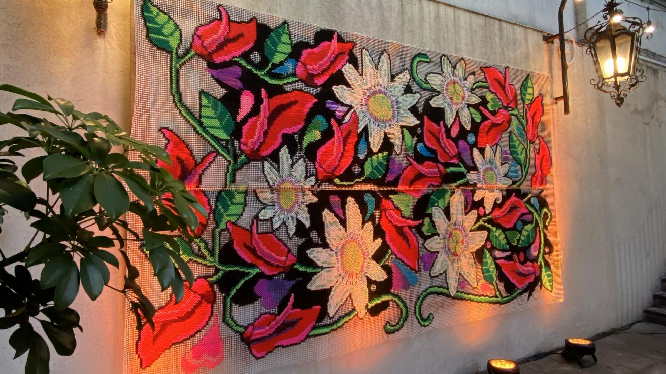 mural textil con flores