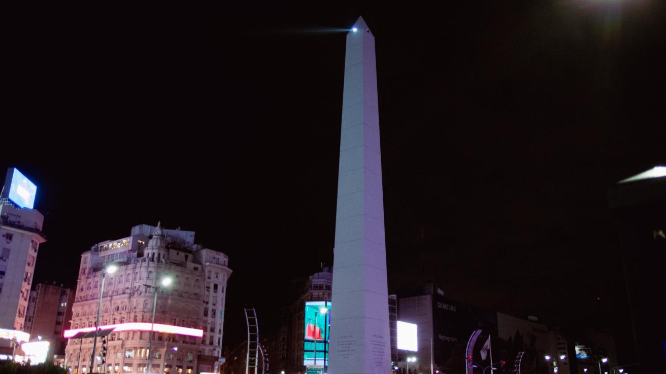 El Obelisco se convierte en un Faro Verde durante el C40