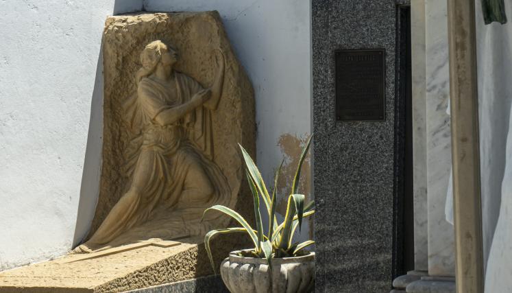 Un equipo de expertos restaura el patrimonio escultórico del cementerio de la Recoleta