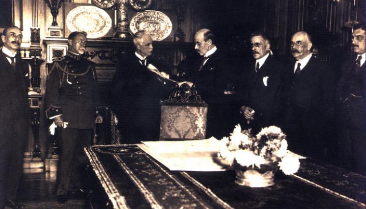 Momento de la firma del documento de Donación de las colecciones y la Casa de Isaac Fernández Blanco a la Ciudad de Buenos Aires (24 de Mayo de 1922).