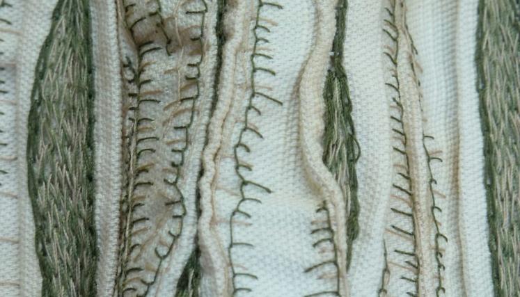 Textura de telas verticales con costuras en tonos verdes y beige