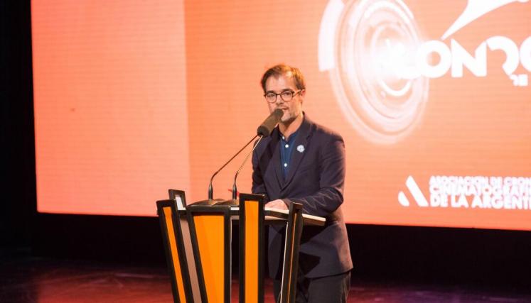 Enrique Avogadro, Ministro de Cultura de la ciudad, entrega el Premio BA Audiovisual a Santiago Mitre, director de Argentina, 1985, película seleccionada por el público como Mejor Película de Ficción