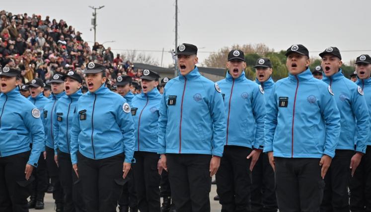 Los cadetes de la Policía de la Ciudad y los aspirantes al Cuerpo de Bomberos de la Ciudad, juraron la Bandera Nacional.