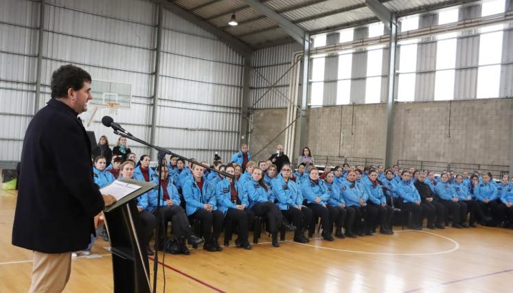 El ministro de Justicia y Seguridad Eugenio Burzaco exponiendo durante el evento de mujeres de la Policía de la Ciudad.