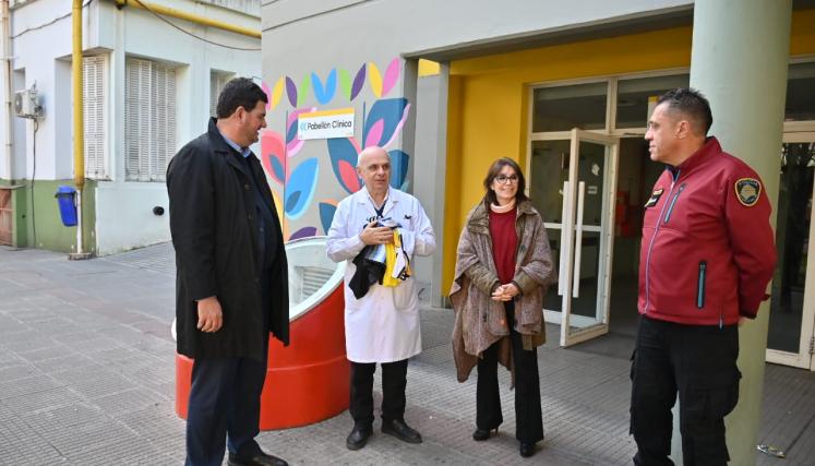Burzaco junto a Cordero y Fornaro hizo entrega de las prendas al Director del Hospital de Niños, Javier Indart.