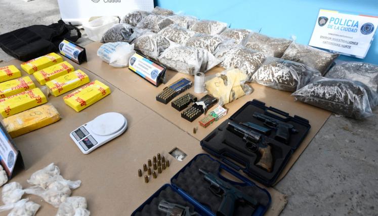 La Policía de la Ciudad decomisó más de 26 kilos de drogas y armas.
