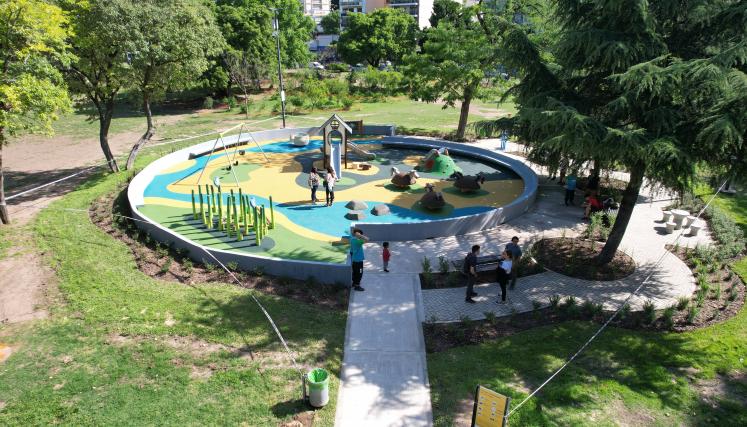 Patio de juegos en Parque Centenario