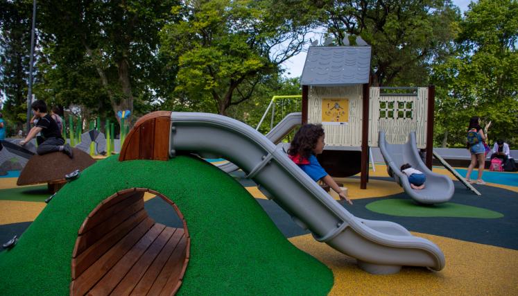 Patio de juegos en Parque Centenario