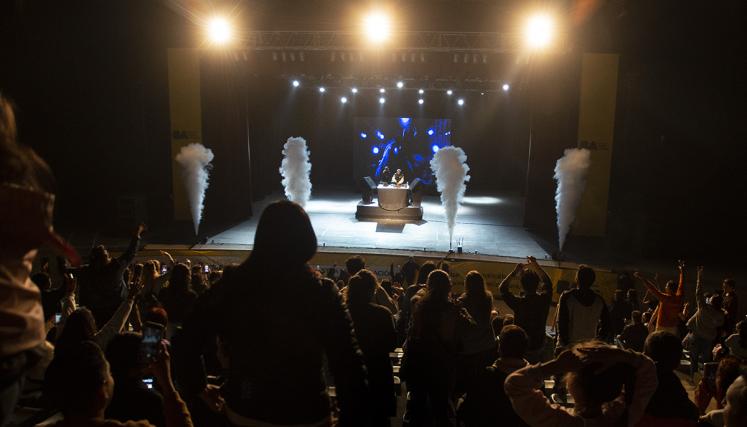Imagen de Noche de la Música - Alan Gomez arriba de un escenario 
