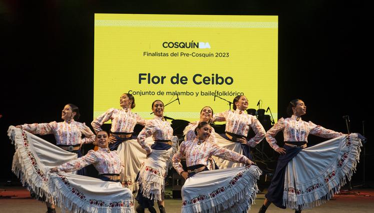 bailarines de floklore en el escenario de Cosquín BA 