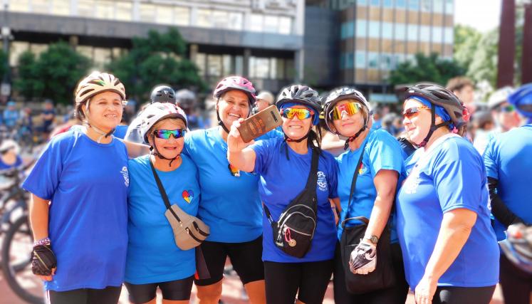 Grupo de mujeres ciclistas con remeras azul
