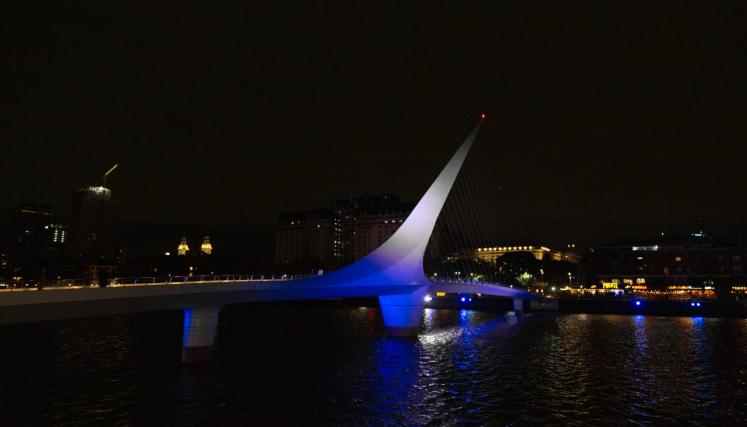 Puente de la Mujer Iluminado Celeste y Blanco (1).jpeg