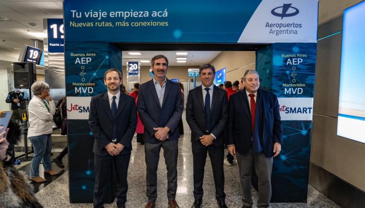 Eduardo Boccardo, Carlos Enciso y Gonzalo Pérez en el lanzamiento del vuelo conexión Buenos Aires - Montevideo Corral
