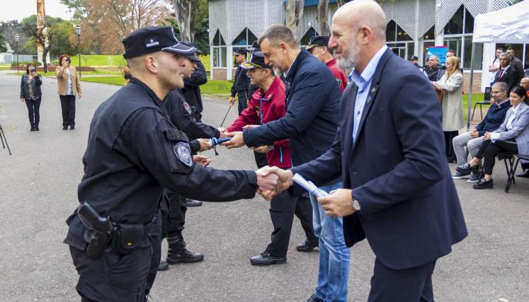 El ministro de Seguridad, Waldo Wolff, y el secretario de Seguridad, Diego Kravetz, entregando reconocimientos. 