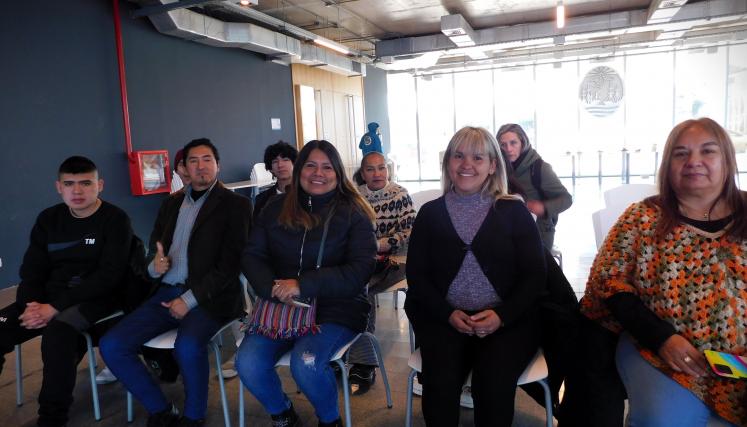 Imagen con parte de los egresados sentados mirando a cámara