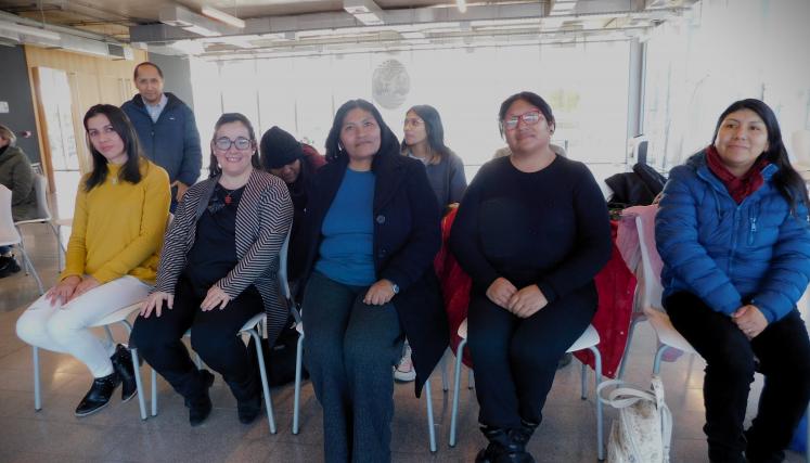 Imagen con parte de los egresados sentados mirando a cámara