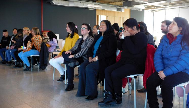 Imagen en lateral del grupo de egresados sentados