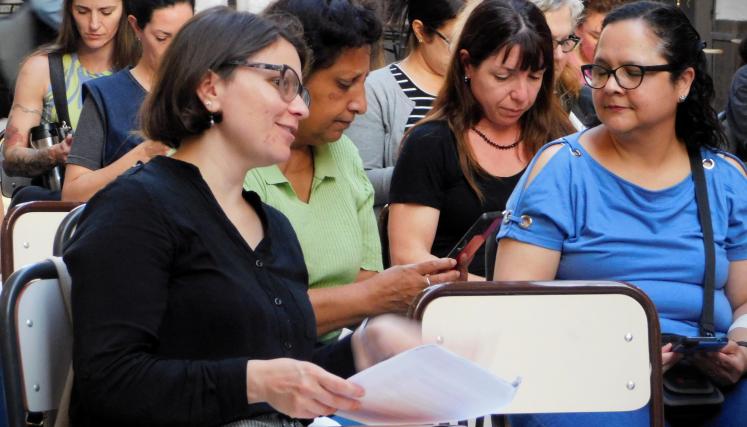 Imagen en la que destaca un grupo de 4 mujeres. 3 de ellas intercambian opiniones sobre algun tema