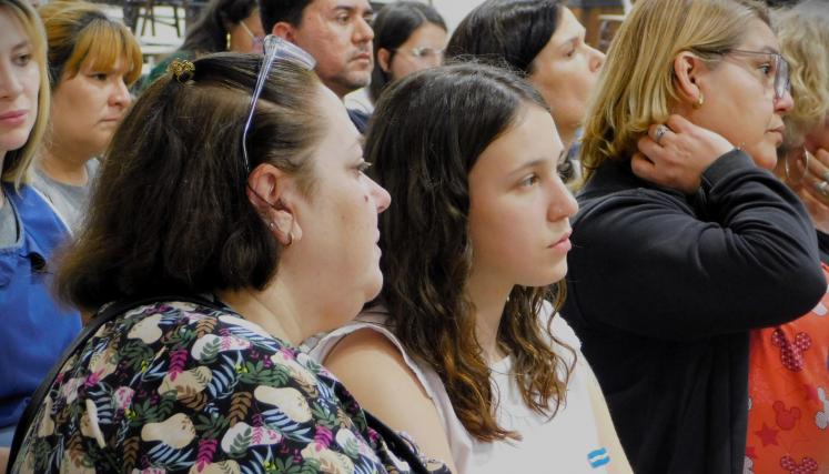 Fotografia en la que destacan dos mujeres. Una de ellas parece estar prestando mayor atencion a lo que escucha